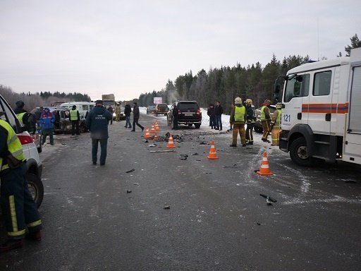 Пожарно-спасательные подразделения приняли участие в ликвидации последствий ДТП в Красноборском районе Архангельской области