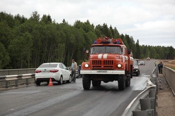 Пожарно-спасательные подразделения приняли участие в ликвидации последствий ДТП в Красноборском МО Архангельской области.